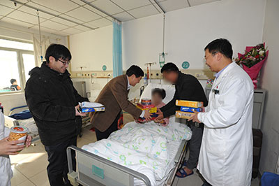 1-1就要出院了,院长李宁叮嘱阿牛一定要注意饮食卫生和生活起居.jpg 1-1就要出院了,院长李宁叮嘱阿牛一定要注意饮食卫生和生活起居.jpg
