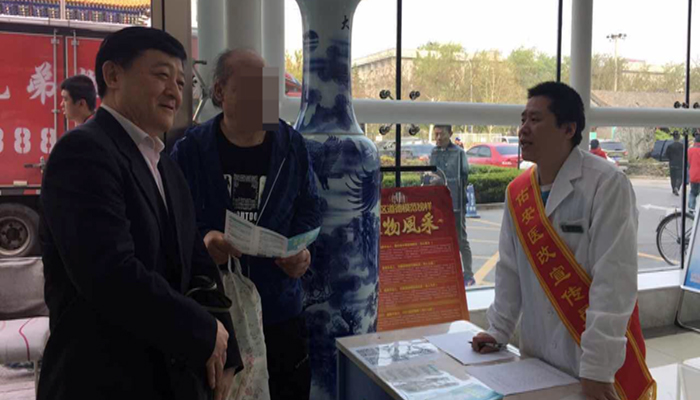 佑安医院李宁院长和宣传员一起为患者答疑解惑.jpg
